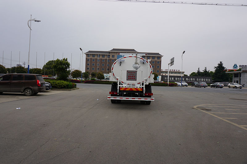 中潔牌XZL5182GSS6型東風(fēng)天錦灑水車(chē)